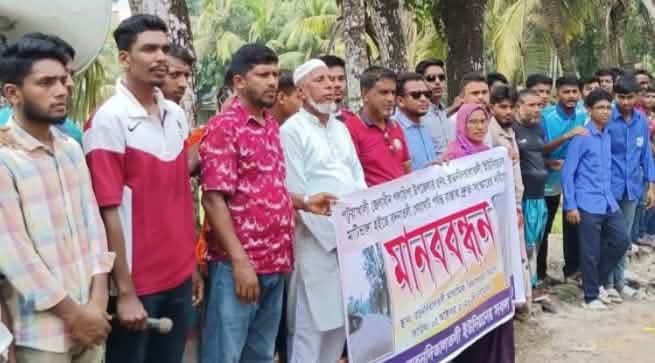 গলাচিপার মাটিভাংগা-বদনাতলী সড়ক দ্রুত সংস্কারের দাবিতে মানববন্ধন, 1 received 1110600621701761 || Dailydeshsomoy
