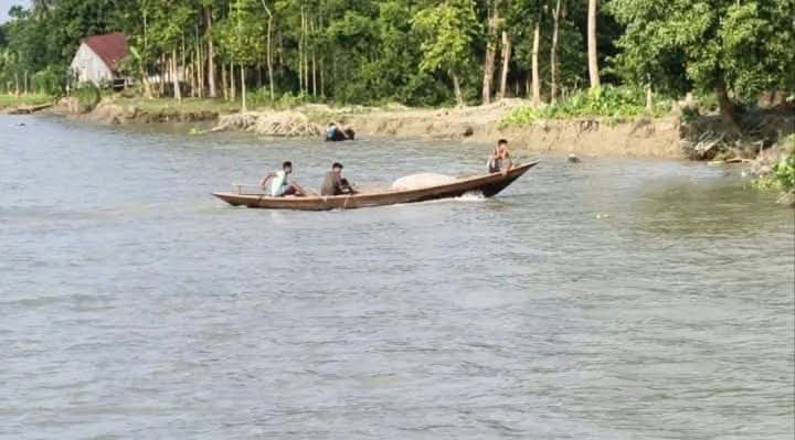 গলাচিপায় নিষেধাজ্ঞা অমান্য করে দেদার ইলিশ শিকার, 1 received 1494047722546597 || Dailydeshsomoy