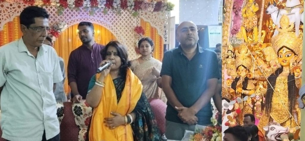 চাঁপাইনবাবগঞ্জে ৩২১ বছরের ঐতিহ্যবাহী বারঘরিয়া বাইশপুতুল দুর্গামন্দির পরিদর্শনে ট্রাস্টি তাপসী দত্ত, 1 received 1674046497585986 || Dailydeshsomoy