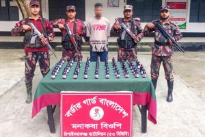 চাঁপাইনবাবগঞ্জ সীমান্তে ৫৩ বিজিবির অভিযানে এস্কাফ সিরাপসহ আটক-১, 3 received 4410379195896426 || Dailydeshsomoy